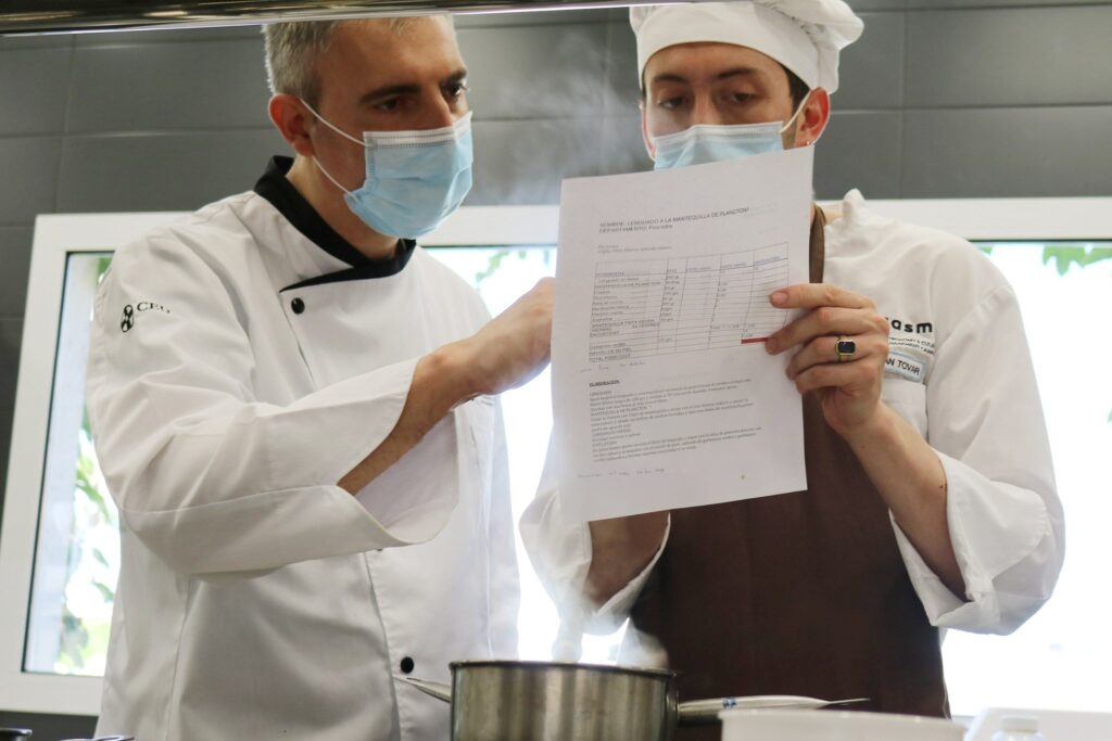 Estudiante del Grado en Gastronomía se prepara para ser chef