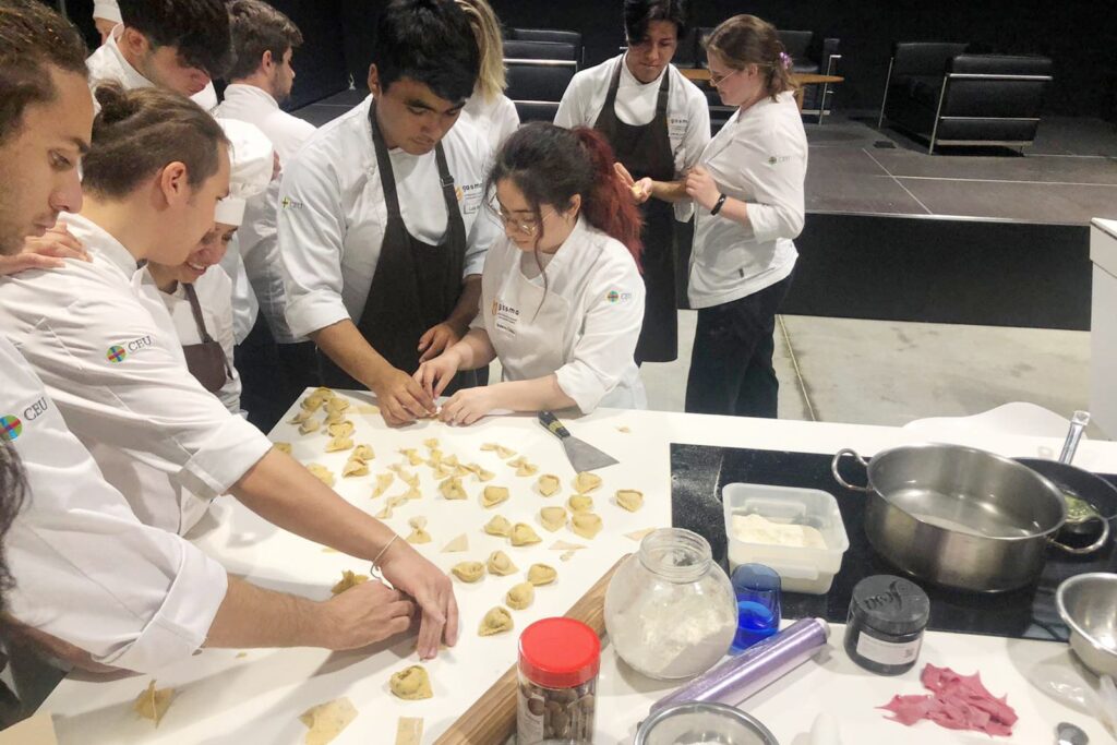 Estudiantes de Gasma en el curso de pasta fresca