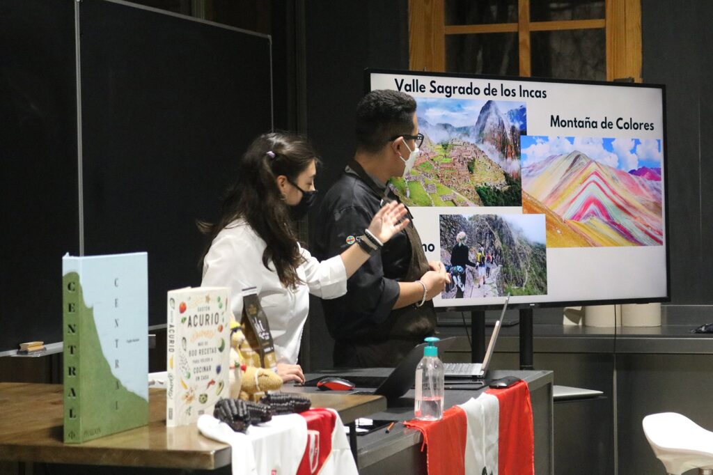 Alumnos de Grado y Máster muestran la cultura y la gastronomía de Perú
