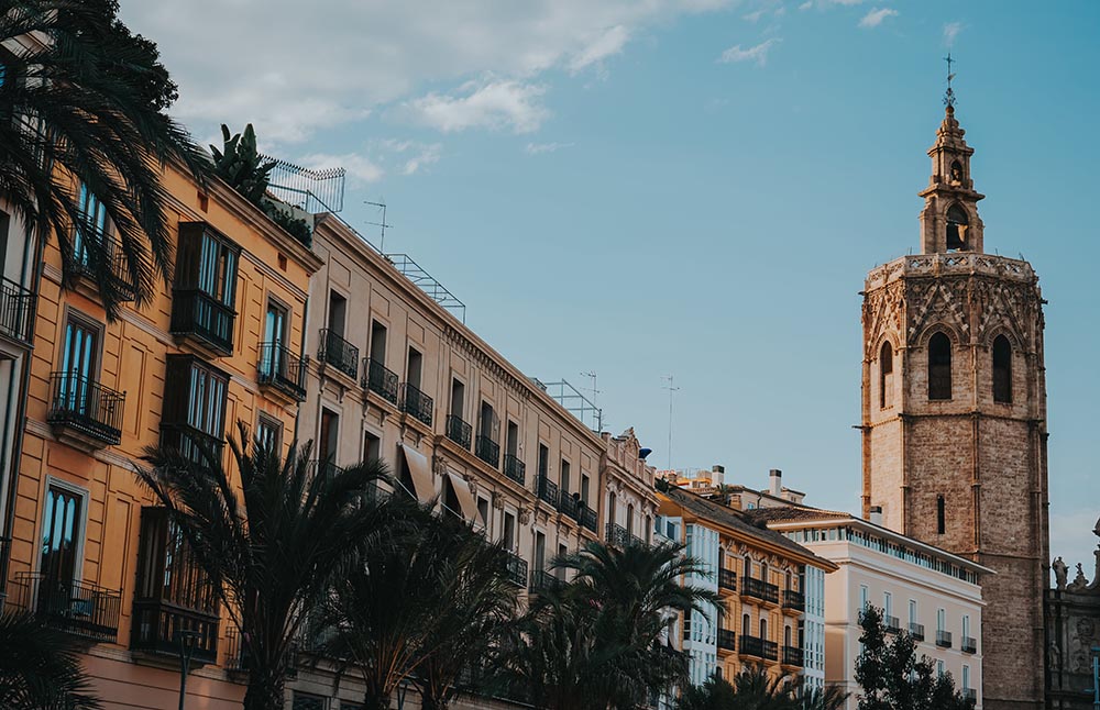 Foto de Larry Penaloza: https://www.pexels.com/es-es/foto/punto-de-referencia-historico-cielo-azul-espana-13549228/