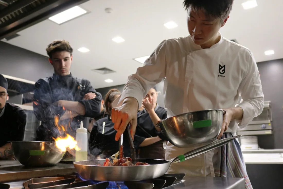 Profesor cocinando tecnicas scaled e1603966759162